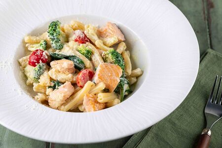 Казаречче с лососем, брокколи и шпинатом 