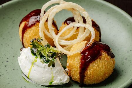 Колобки с томленым кологривским гусем и деревенской сметаной