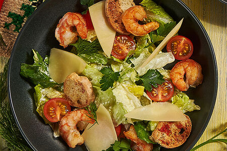 Салат Цезарь с креветками