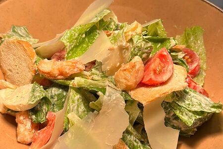 Салат Цезарь с креветками