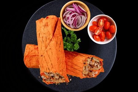 Шаурма со свининой в сырном лаваше