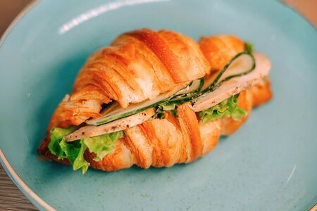 Круассан с куриным филе