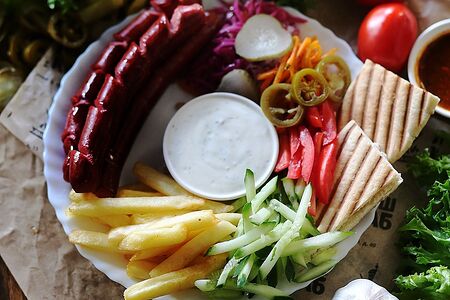 Хот-дог на тарелке