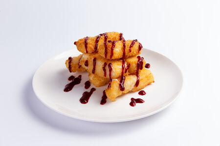 Хрустящий сулугуни с ягодным соусом