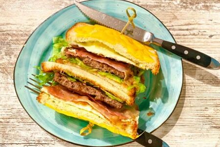 Сендвич Тамаго-Сандо-Биф