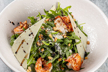 Салат из руколы с креветками