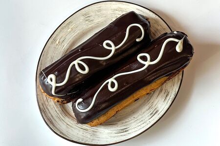 Эклер с вареной сгущенкой 