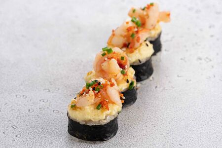 Запеченный ролл с креветкой и сыром (4 шт)