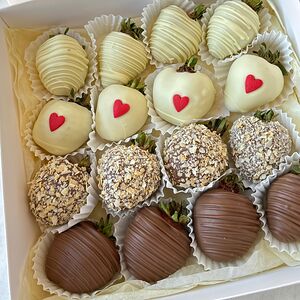 Клубника в белом и молочном шоколаде 