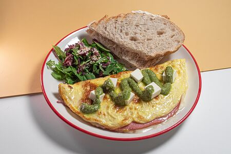 Омлет с мортаделлой и фетой