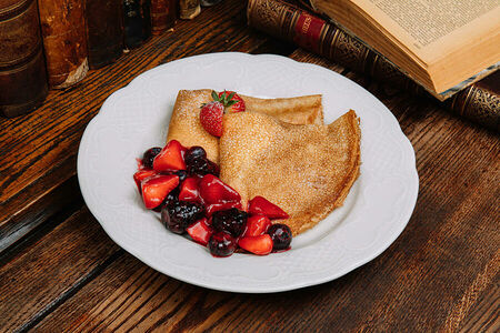 Блинчики со сливочной начинкой и горячими ягодами