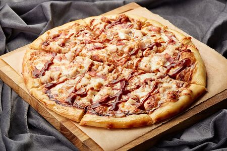 Пицца куриная с соусом барбекю