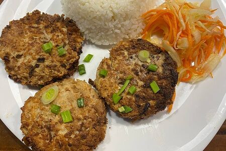 Ком Ча Чынг рис со свиными котлетками
