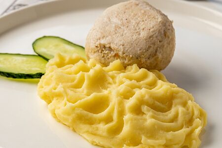 Пюре с паровой котлетой