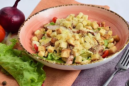 Салат Цезарь с куриной грудкой