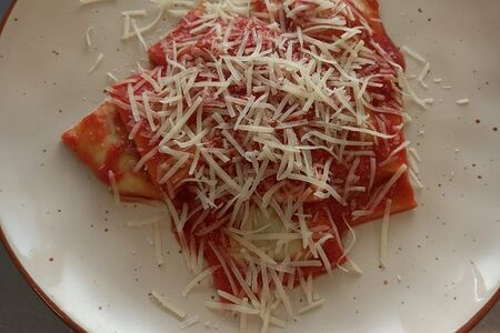 Равиоли с рикоттой и шпинатом с томатным соусом