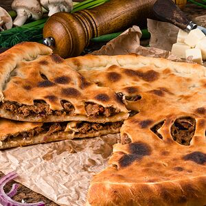 Пирог с говядиной, осетинским сыром и томатами