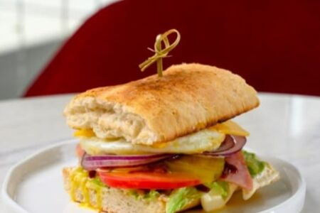 Чиабатта с беконом, ветчиной и сыром Чедер