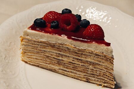 Блинный торт со свежими ягодами New