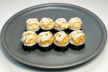 Ролл запеченный с лососем и ореховым соусом