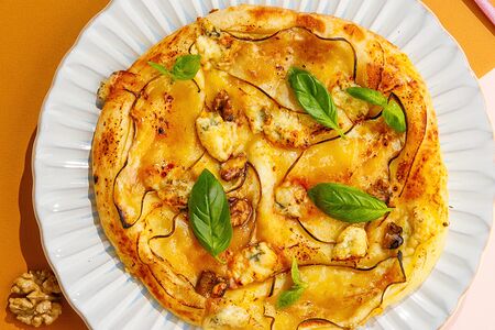 Хачапури с грушей и горгонзолой 