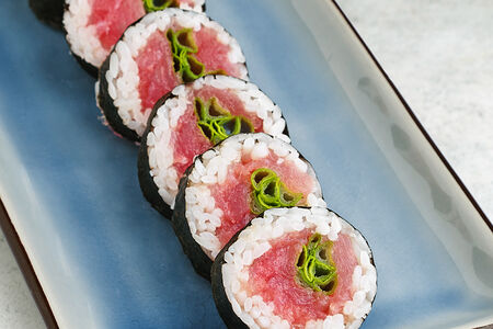 Ролл с мягким тунцом и зеленым луком