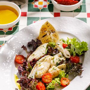 Кальмары с микс-салатом и томатами черри