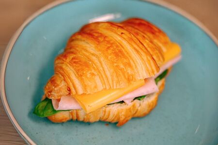 Круассан с ветчиной и сыром чеддер 