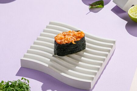 Острые суши с лососем