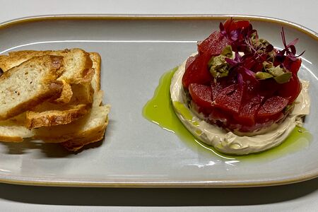 Тартар из лосося с соусом шисо 