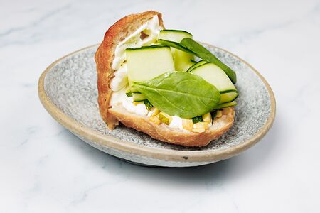 Брускетта с сырным муссом и печеным цукини