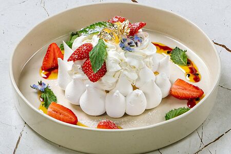 Анна Павлова с маракуйей и соусом из сезонных ягод