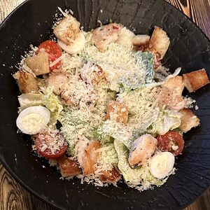 Салат Цезарь с курицей