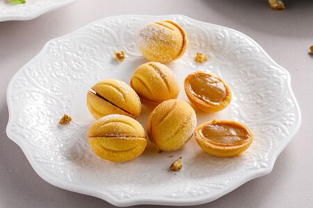 Орешки с вареной сгущенкой