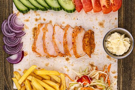 Шаурма на тарелке с картофелем фри и курицей