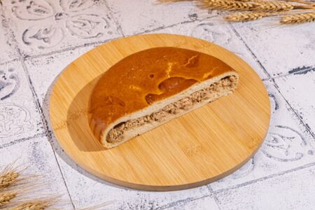 Половинка пирога с красной рыбой