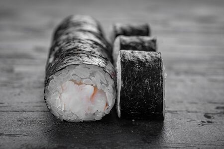 Ролл с креветкой