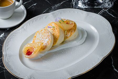 Сырники, йогурт, малиновое кули