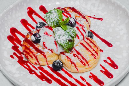 Сырники со сметаной, чиа и свежей голубикой