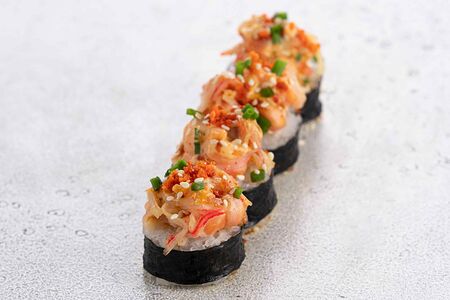 Запеченный ролл с лососем и крабом (4 шт)