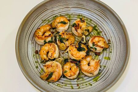 Жареные креветки с травами и чесноком