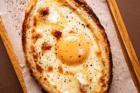 Хачапури по-аджарски из слоеного теста