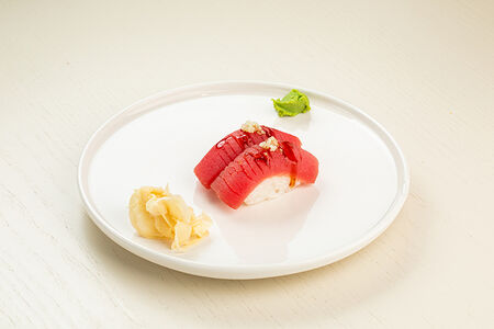 Суши-нигири тунец