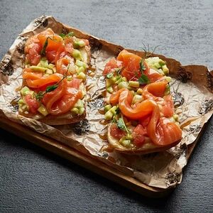 Брускетта с лососем