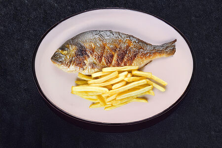 Дорадо с картофелем фри