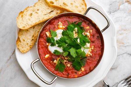 Пашот, томатная сальса, копченая фета