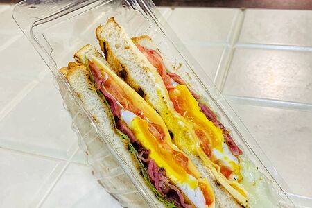 Сэндвич с беконом и яйцом