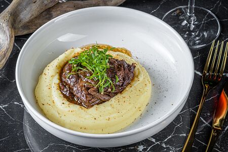 Телячьи щеки с картофельным пюре