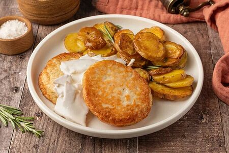 Котлетки из куриного филе в сливочно-грибном соусе с запеченным картофелем