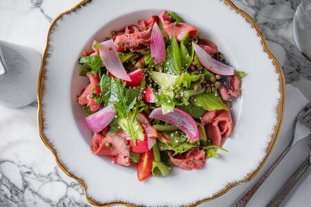 Салат с ростбифом, огурцами и редисом